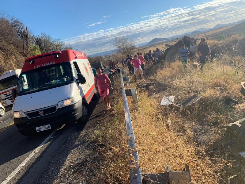 1 10 Motorista fica ferido após caminhão carregado com baterias tombar na BR-030 em Guanambi