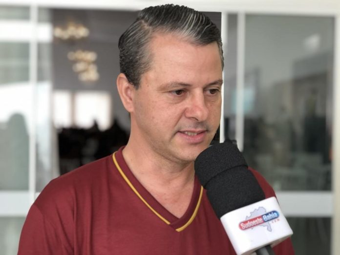 Aldo Gondin 696x522 1 Caetité: prefeito Aldo Gondim classifica como fake news matéria sobre aumento do próprio salário