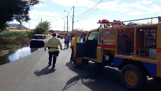 4af75c04 4f7a 4590 b65b c95e6891ec29 Carro pega fogo e assusta moradores em Guanambi; veja o vídeo