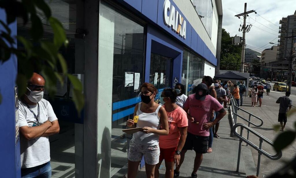 x87982822 RI RIO DE JANEIRO 28 04 2020Fila na Caixa Economica da Rua Dias da Cruz no Meier zona nor.jpg.pagespeed.ic .eZasDU UkE Políticos com patrimônio milionário têm auxílio emergencial liberado pela Caixa