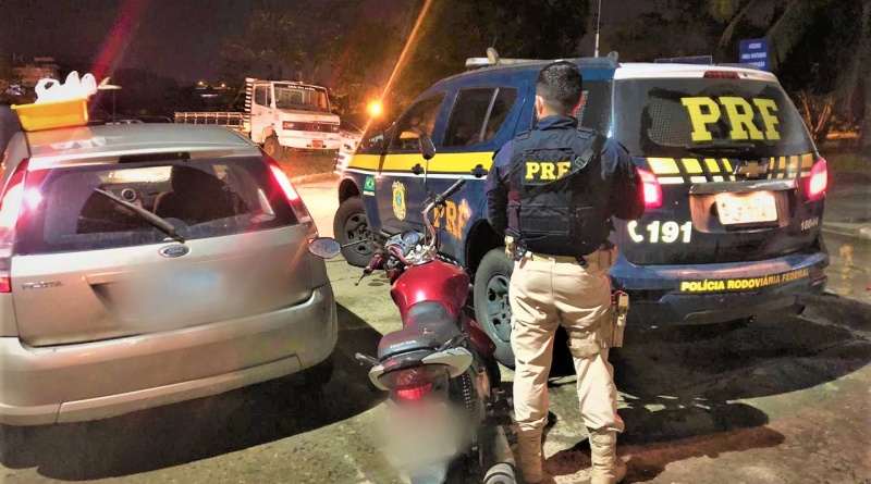 11 3 800x445 1 Trio é preso com carro roubado e embarcando motocicleta com suspeita de crime