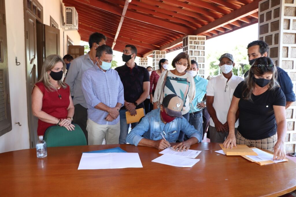 CHARLES 10 Deputado Charles Fernandes entrega novos benefícios a municípios