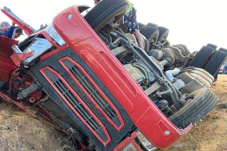 96 carreta carregada de milho capotada ba 156 jacaraci 12 10 achei sudoeste Dois morrem após carreta capotar na BA-156, entre Jacaraci e Mortugaba