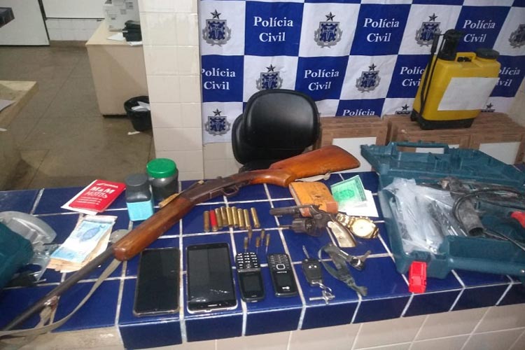 65 brumado produtos furtados 12 10 achei sudoeste Polícia prende dupla acusada de vários assaltos em Brumado e Aracatu