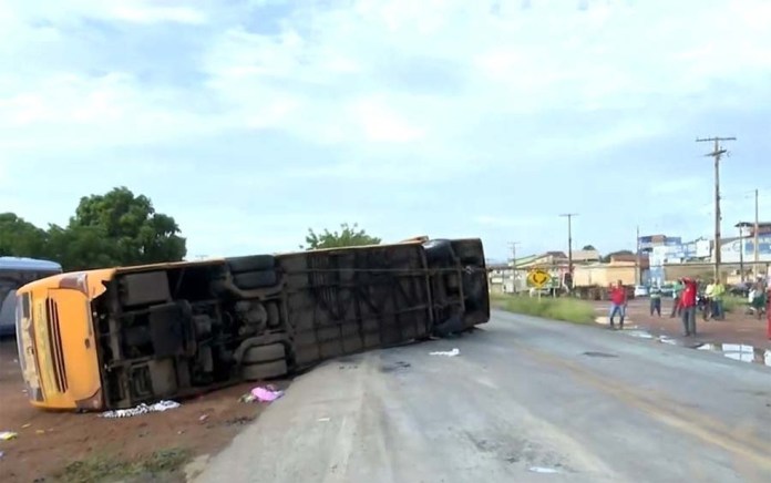 acidente 5 Cinco pessoas morrem após ônibus tombar em pista na entrada de Barreiras