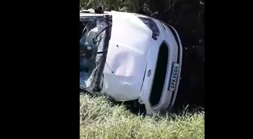 Médico conquistense capota carro na BR-030 em Palmas de Monte Alto