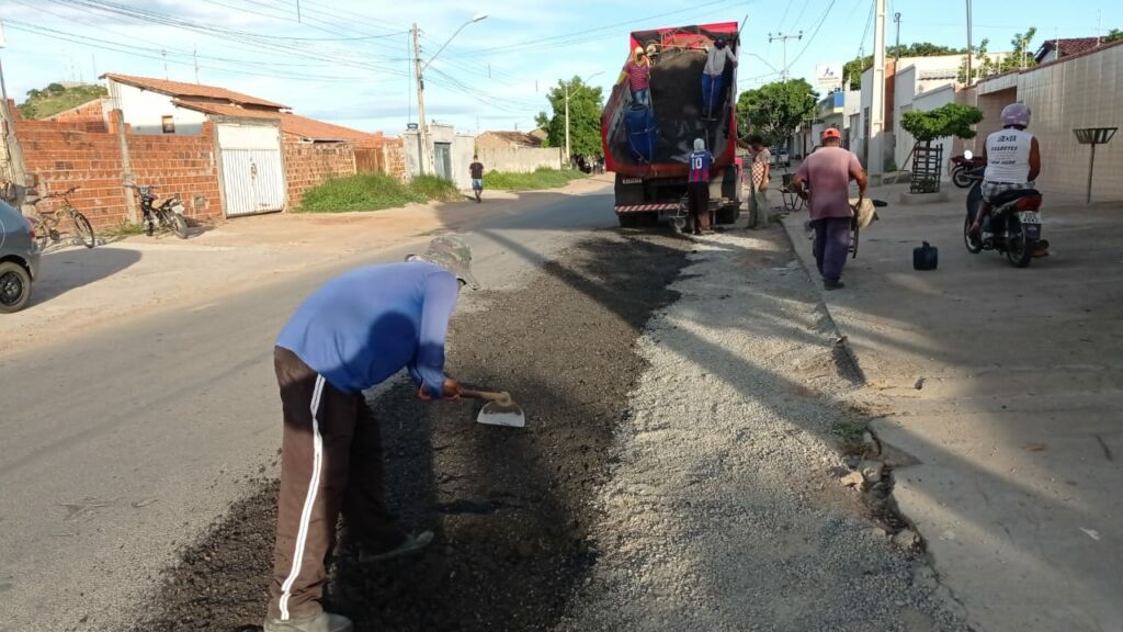 153504202103031 Secretaria de Infraestrutura de Guanambi intensifica tapa-buracos, manutenção da iluminação pública e ainda disponibiliza número para a população