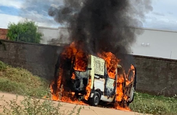 Ambulância da prefeitura de Caetité pega fogo em Guanambi; veja vídeo