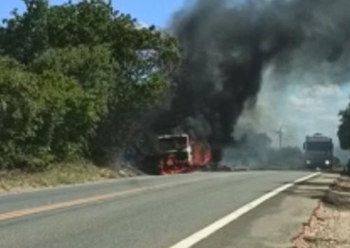 sadcc Caminhão fica completamente destruído após pegar fogo na BR-030 em Guanambi