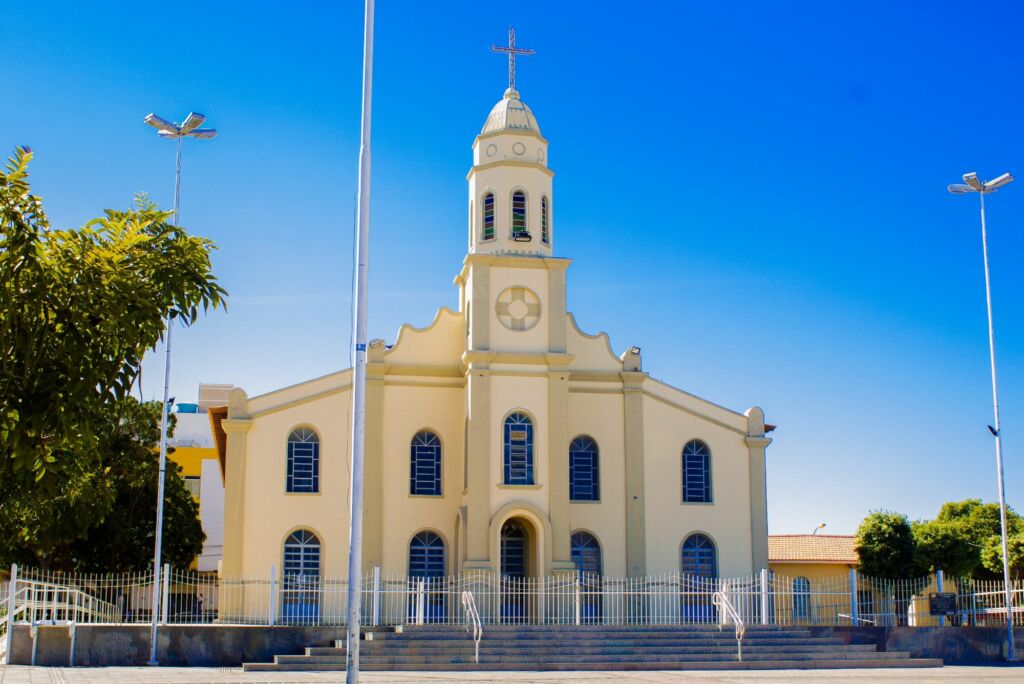 Igreja Matriz de Santo Antonio Maisa Pimentel Legislativo de Guanambi aprova Projeto de Lei que inclui igrejas como serviço essencial