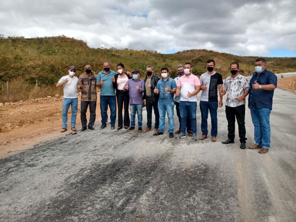 BA 263 5 Deputado Federal Charles Fernandes visita obras de pavimentação da BA-263 que liga Licínio de Almeida a Urandi