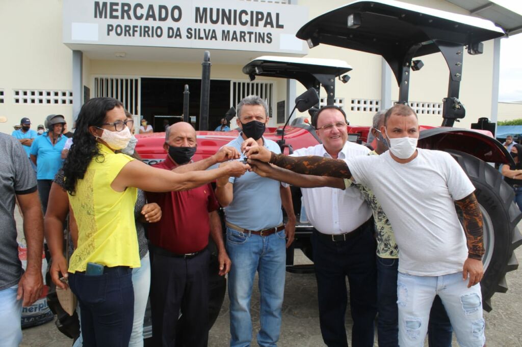 CANDIBA 6 Deputado Federal Charles Fernandes entrega tratores agrícolas em Candiba