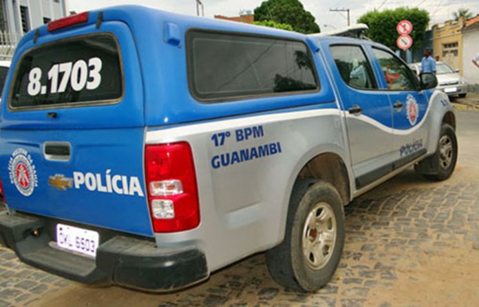 Viatura da Policia Militar de Guanambi PM prende indivíduo logo após ele furtar objetos em supermercado no bairro Alto Caiçara em Guanambi