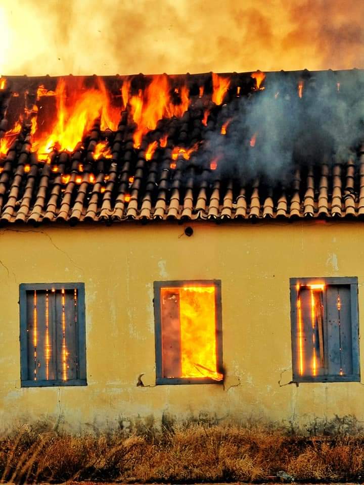 user 2080107707 Casarão histórico é parcialmente consumido por fogo em Guanambi