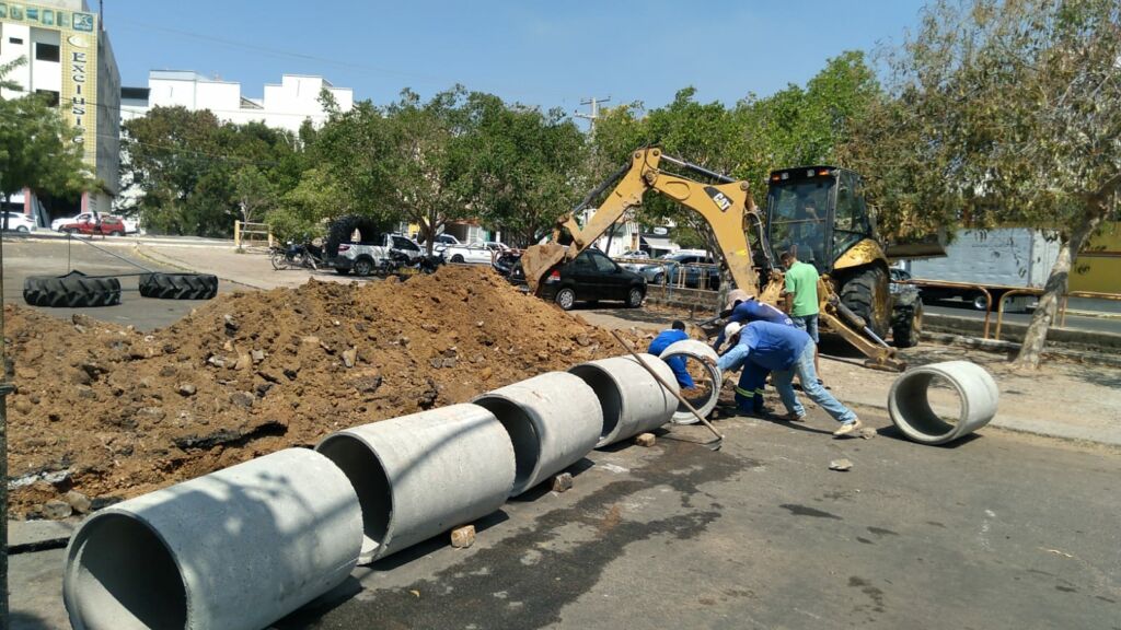 103751202101101 Secretaria de Infraestrutura de Guanambi realiza obras de drenagem nas imediações do Mercado Municipal