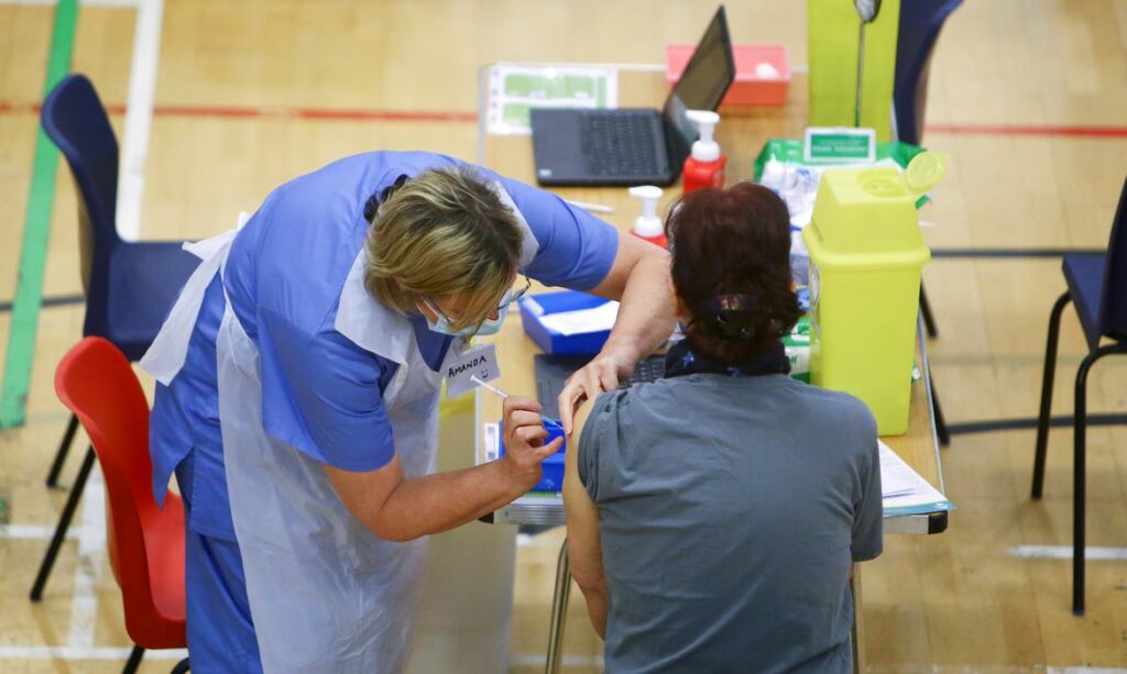 2021 08 19t123318z 1 lynxmpeh7i0l3 rtroptp 4 saude covid ciencia vacina Boletim da Fiocruz mostra sucesso da vacinação contra a covid-19