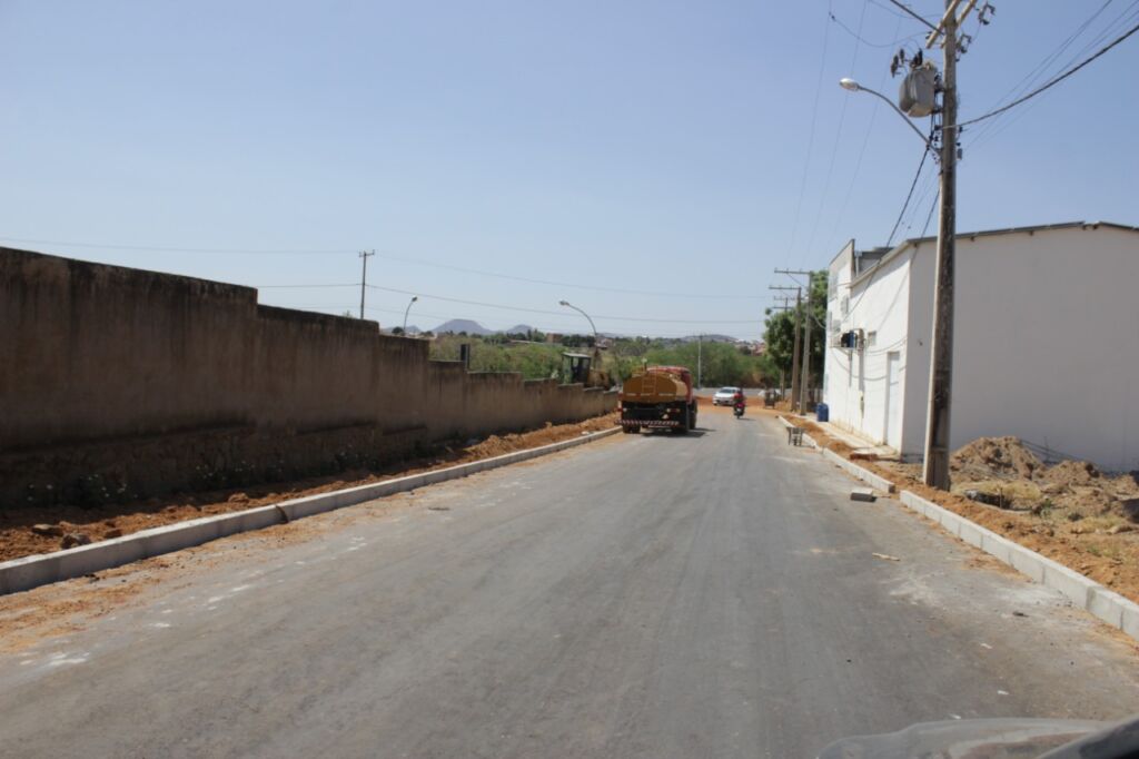 baixados Prefeitura de Guanambi aplica asfalto em novas ruas e trechos críticos no bairro Leolina de Sá