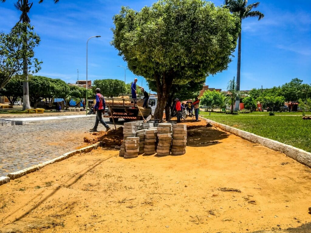 257759134 1553313598351266 7912604120965656629 n Calçamento da calçada ao lado da Igreja Matriz, na Agrovila 09 em Serra do Ramalho é iniciado