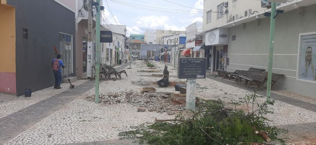 121032202115121 Prefeitura de Guanambi atende pedido unânime de comerciantes e reabre rua onde era alameda no centro comercial