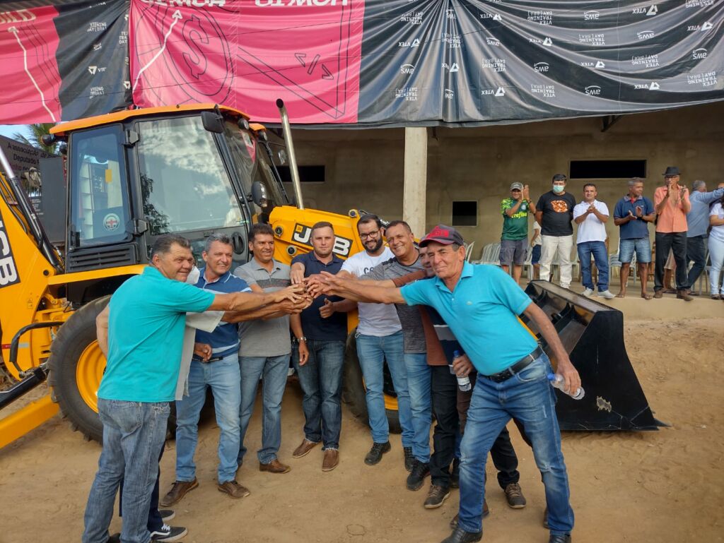 RETROESCAVADEIRA 2 Deputado Charles Fernandes entrega retroescavadeira em Jacaraci para fortalecimento da agricultura familiar