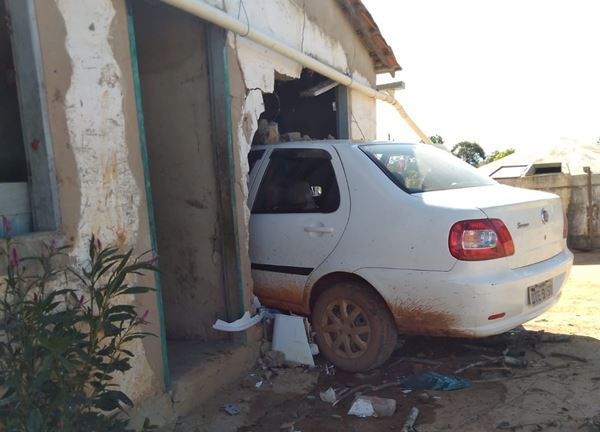 WhatsApp Image 2022 03 01 at 06.42.21 Carro desgovernado invade casa e deixa moradora ferida em Tanque Novo; condutor estava embriagado