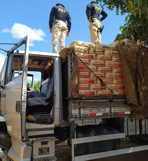 WhatsAppImage20220317at09.07.371 PRF apreende caminhão com 25 toneladas de farinha de trigo sem nota fiscal na BR-030 em Guanambi