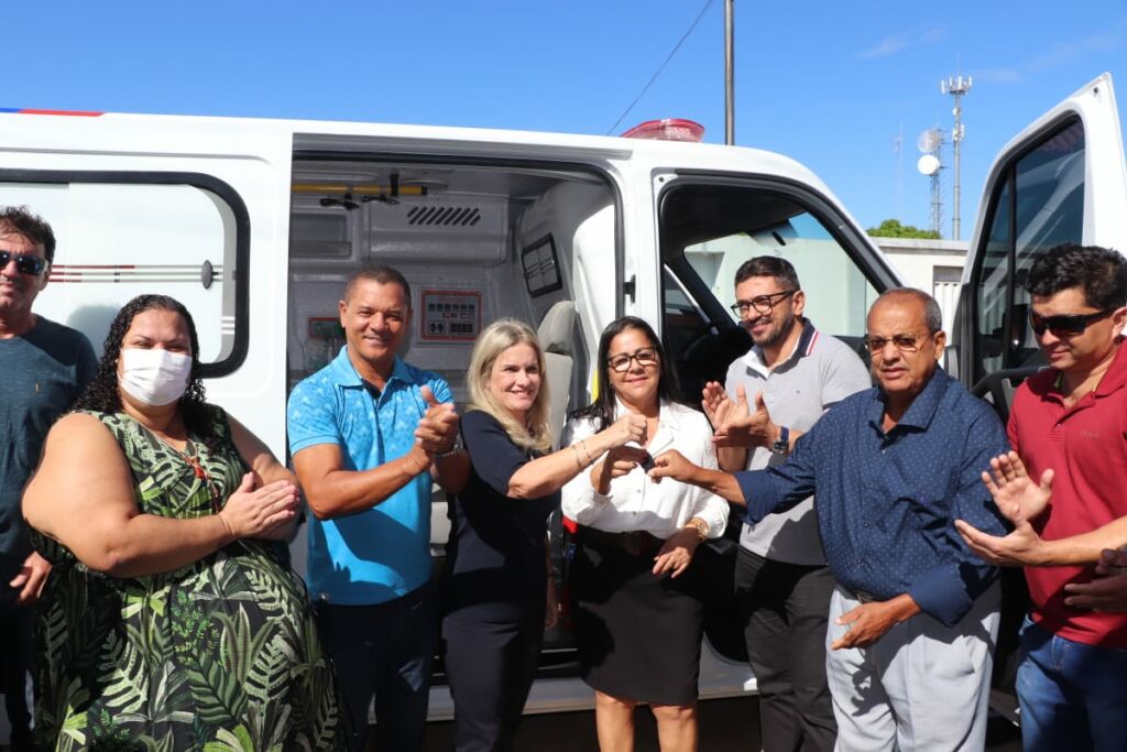 entrega da ambulancia Iuiu em alta: Ivana entrega ambulância e visita obras da estrada de Pindorama