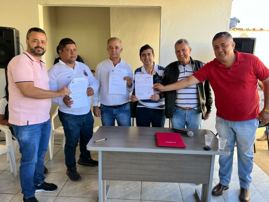 URANDI 4 Deputado Charles Fernandes realiza entrega de trator agrícola para comunidade rural de Urandi