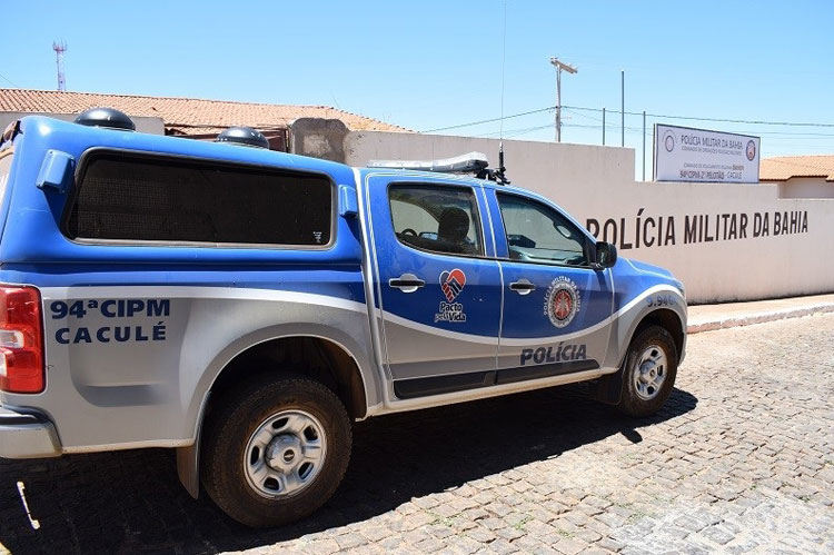 12 cacule viatura pm 12 10 achei sudoeste 1 PM prende homem por posse ilegal de arma de fogo em Caculé