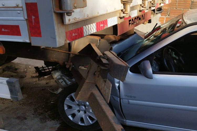 02 guanambi veiculo de passeio colide em caminhao bau 12 10 achei sudoeste Veículo de passeio fica destruído após colidir com caminhão baú em Guanambi