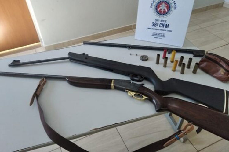 96 riacho de santana policia militar encontra armas em veiculo capotado na br 430 12 10 achei sudoeste Homem é preso pela PM, após capotar veículo que transportava armas, na BR-430 em Riacho de Santana