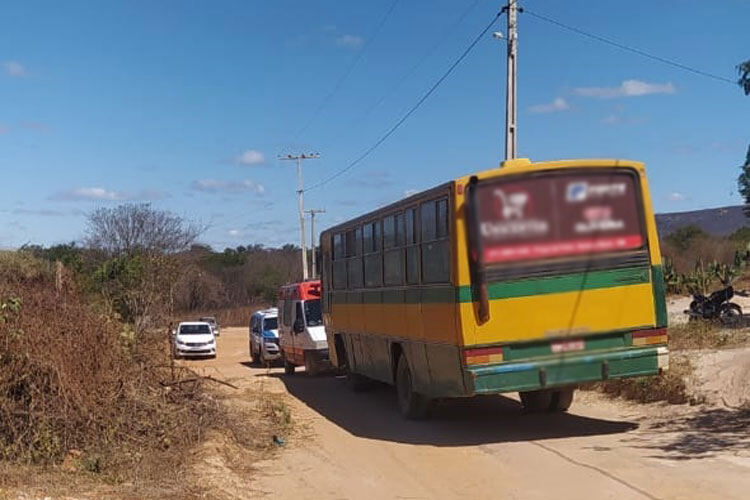 08 tanque novo motorista transporte escolar morto golpes de faca 12 10 achei sudoeste Tanque Novo: Motorista de ônibus escolar é assassinado com golpes de faca em frente de alunos