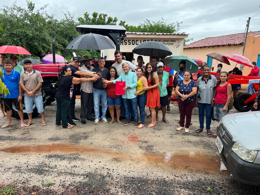 LAGOA REAL 3 Deputado Charles Fernandes entrega tratores agrícolas para comunidades rurais da região