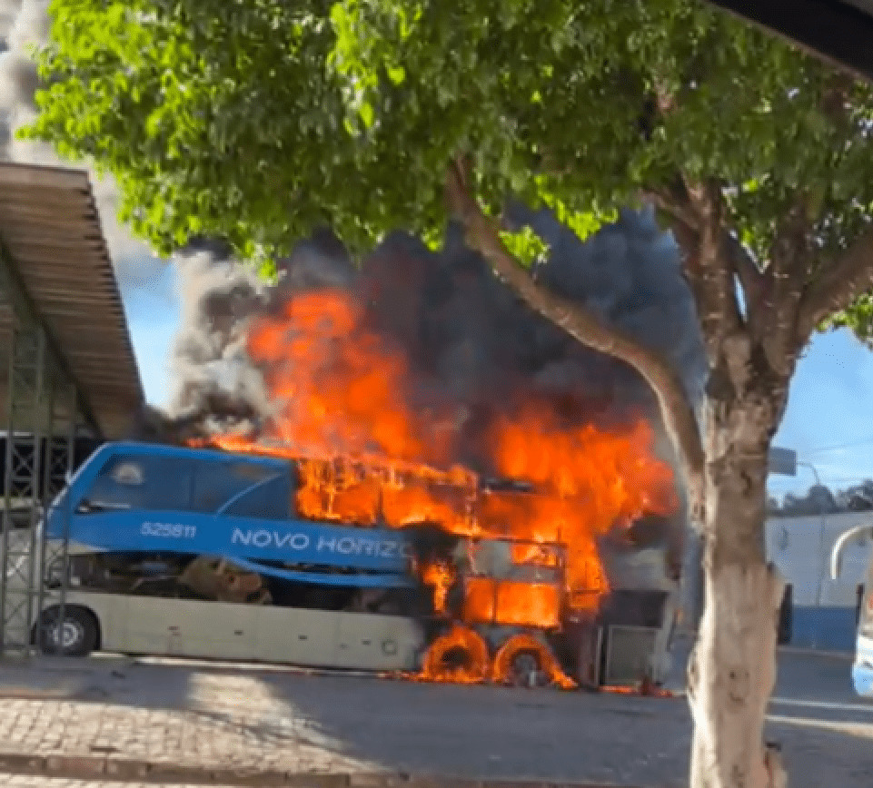 o2 Mais um ônibus da Viação Novo Horizonte destruído após pegar fogo