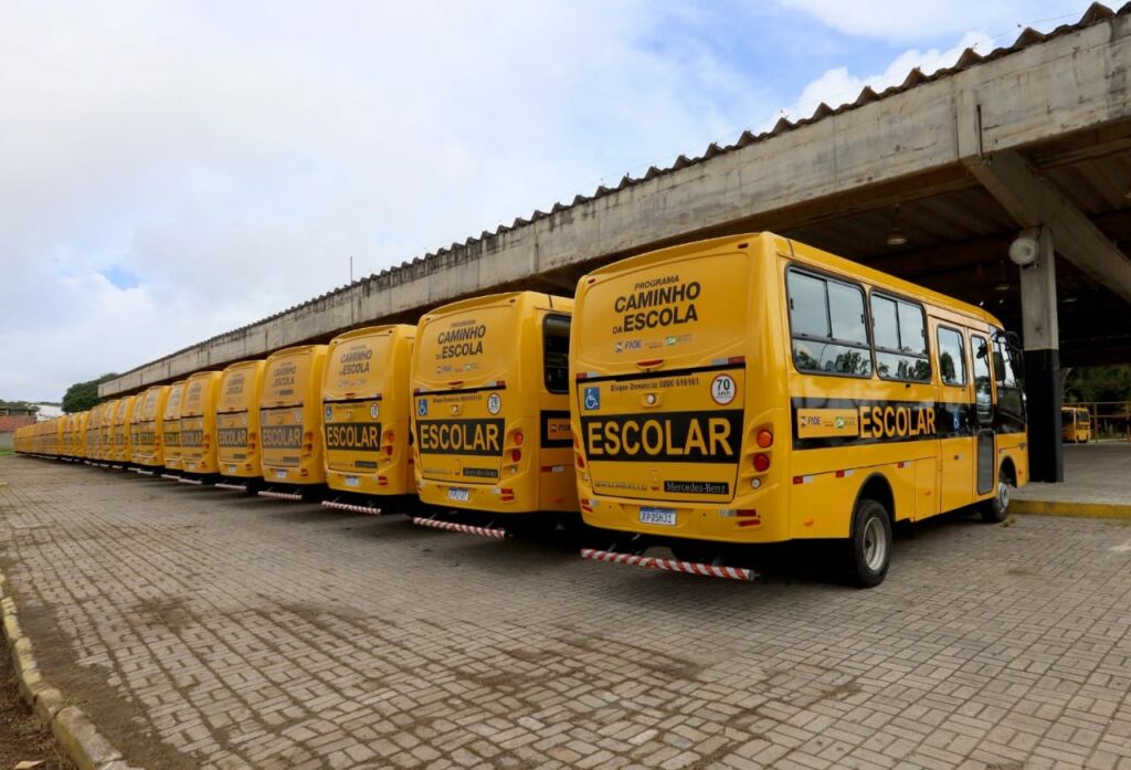 WhatsApp Image 2023 03 26 at 07.23.44 Governador Jerônimo entrega 80 ônibus escolares para o transporte de estudantes de municípios do interior