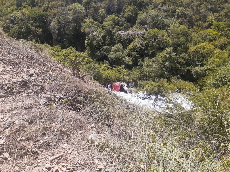 IMG 20230412 WA0170 Motorista morre e passageiro fica ferido após carreta tombar na BR-430 em Igaporã