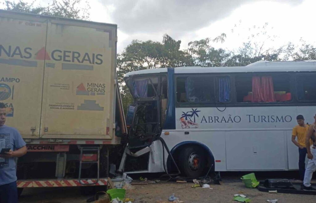 acidente janauba pindai onibus caminhao 1920x1233 1 Três pessoas de Pindaí morreram em acidente envolvendo caminhão e ônibus no Norte de Minas