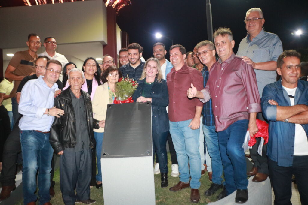 115421531920230406 População de Igaporã recebe a Praça José de Brito Gondim, ao lado da Praça do Forró