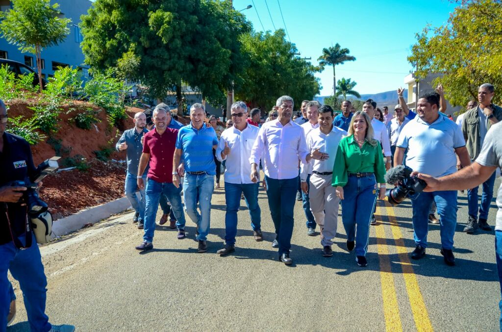 184f3115 4fd0 4df0 824c 77c71ff3d38a Deputado Charles Fernandes prestigia ato de entrega de obras em Urandi e destaca conquistas para a comunidade