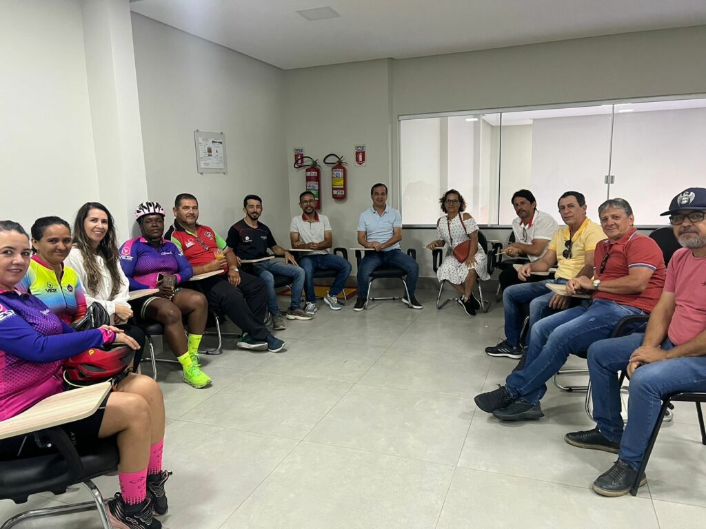 WhatsApp Image 2023 08 03 at 18.27.59 Ciclistas se reúnem com ex-vice-prefeito Hugo Costa em Guanambi para discutir o aditivo na licitação das obras da BA-573 para inclusão de acostamento