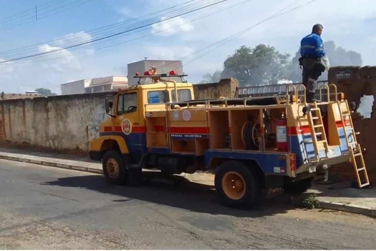 0978 achei sudoeste guanambi incendio terreno bairro sao francisco Incêndio de grande proporção atinge terreno e quase provoca tragédia em Guanambi