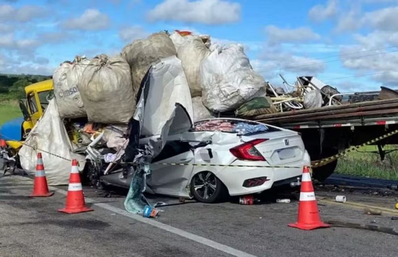 cats 1 Colisão entre carro e caminhão mata 4 pessoas da mesma família no sudoeste da Bahia