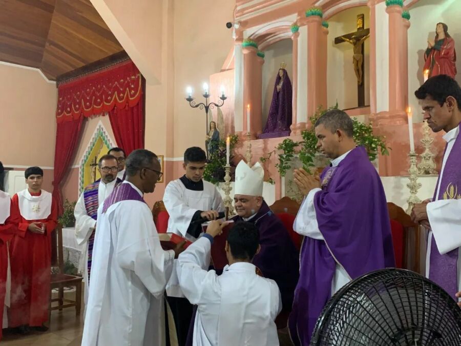 Snapinsta.app 429687345 1768589630231413 4943559718130211690 n 1080 Padre Cleonídio Alves Silva, toma posse como Paróco da Paróquia Nossa Senhoras das Dores – Candiba-BA