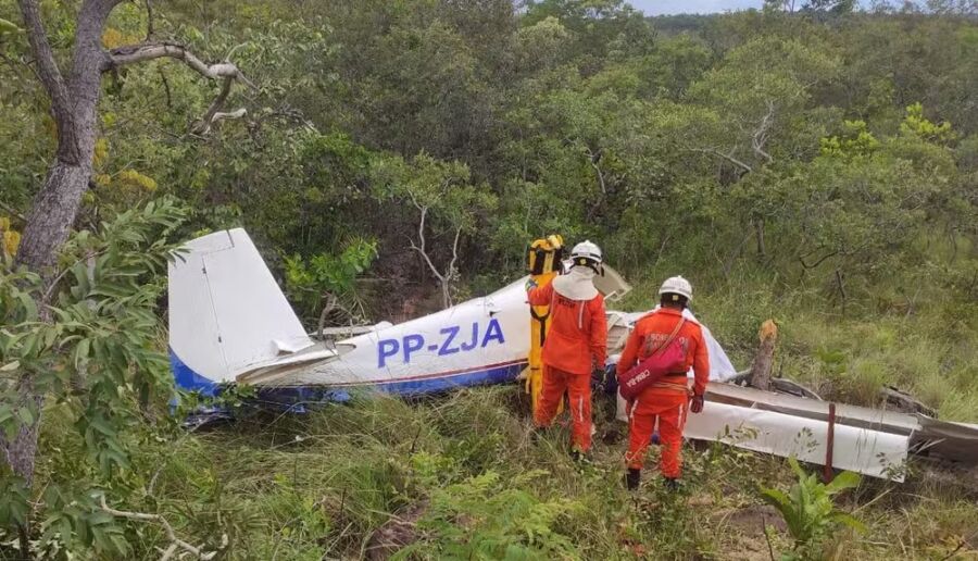 acidente 2 Três pessoas morrem após avião cair em área de vegetação no oeste da Bahia