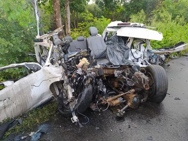 Três pessoas morrem e uma fica gravemente ferida após colisão entre caminhonete e caminhão na BA