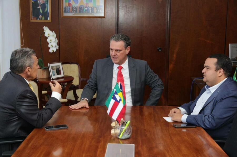 AGRICULTURA Deputado Charles Fernandes reforça solicitação de Escritório Regional da Embrapa em Guanambi durante reunião com o ministro da Agricultura e defende pauta municipalista na XXV Marcha dos Prefeitos