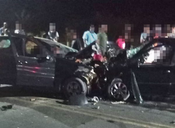 Colisão frontal entre carros deixa três mortos e cinco feridos em Carinhanha