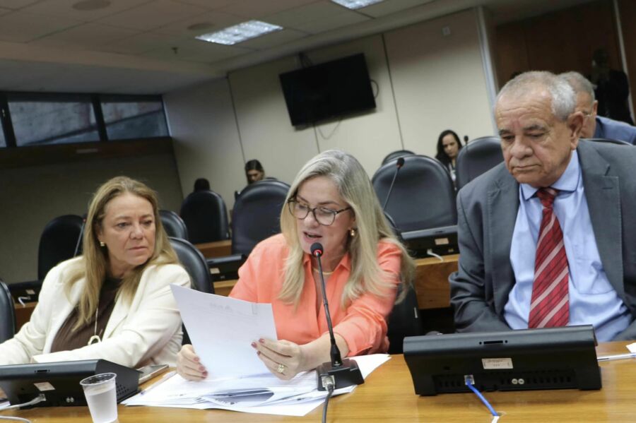 CCJ Deputada Ivana Bastos relata proposta para agilizar tramitação de projetos na ALBA