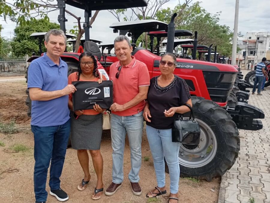 SEBASTIAO LARANJEIRAS Deputado Charles Fernandes entrega trator e implementos agrícolas beneficiando municípios da região