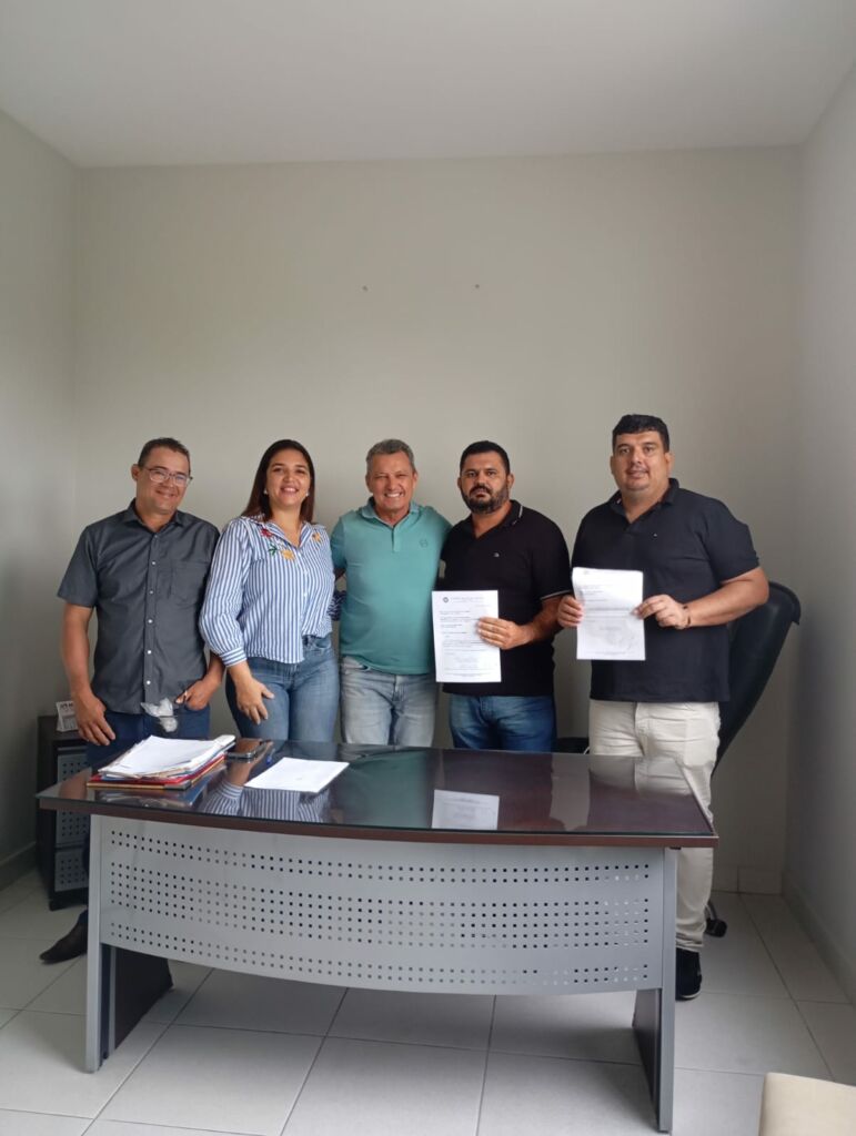 ATENDIMENTOS 7 Deputado Charles Fernandes recebe lideranças regionais em seu escritório político em Guanambi